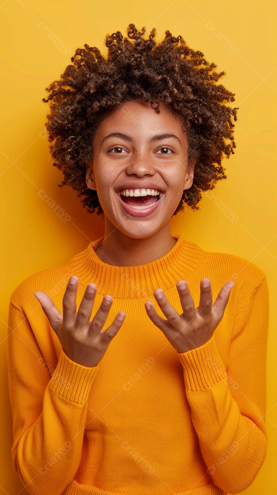 Mulher negra alegre em suéter amarelo