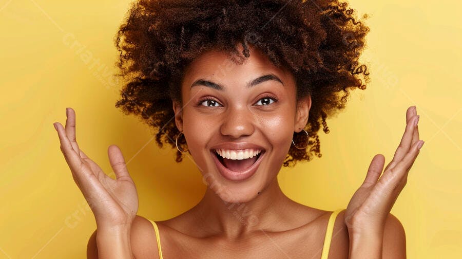 Mulher negra alegre fundo amarelo
