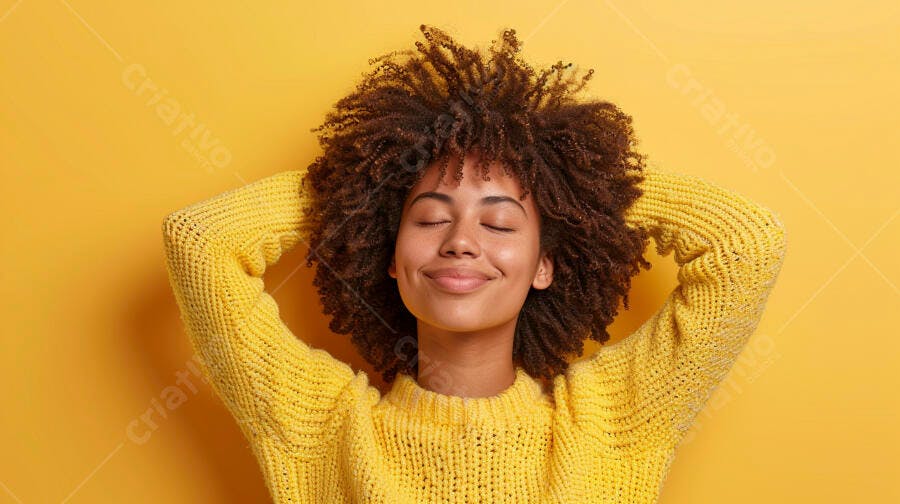 Mulher relaxada suéter amarelo fundo amarelo