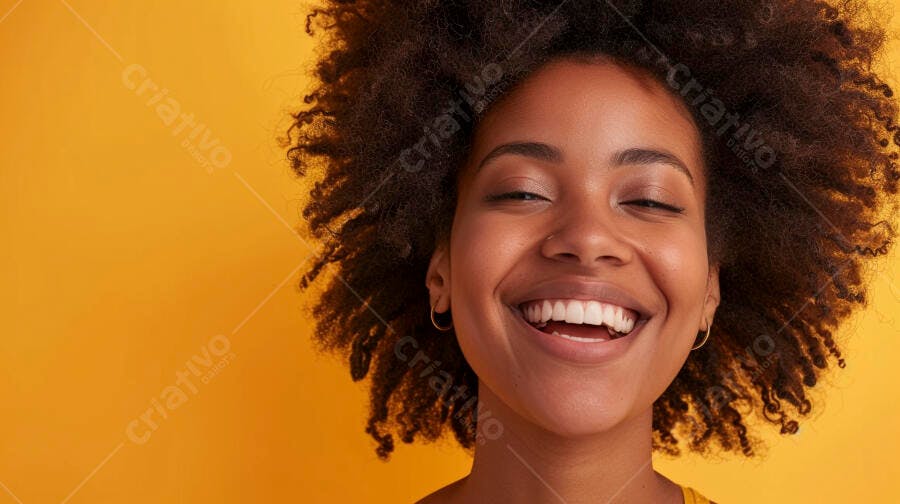 Mulher negra sorrindo fundo amarelo
