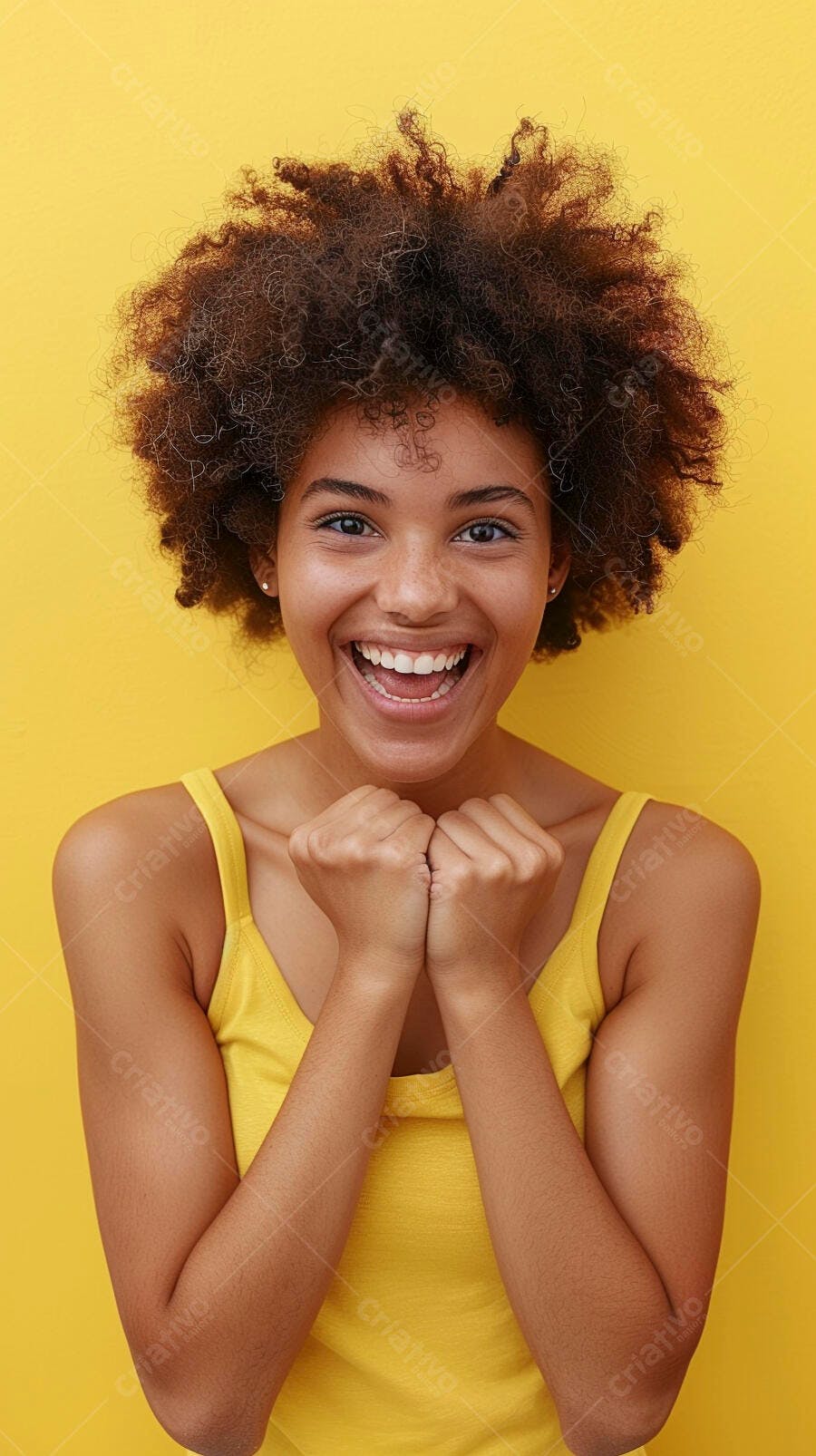 Mulher negra feliz fundo amarelo