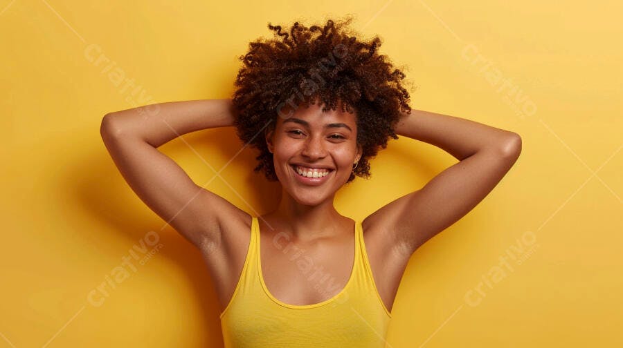 Mulher negra sorridente fundo amarelo