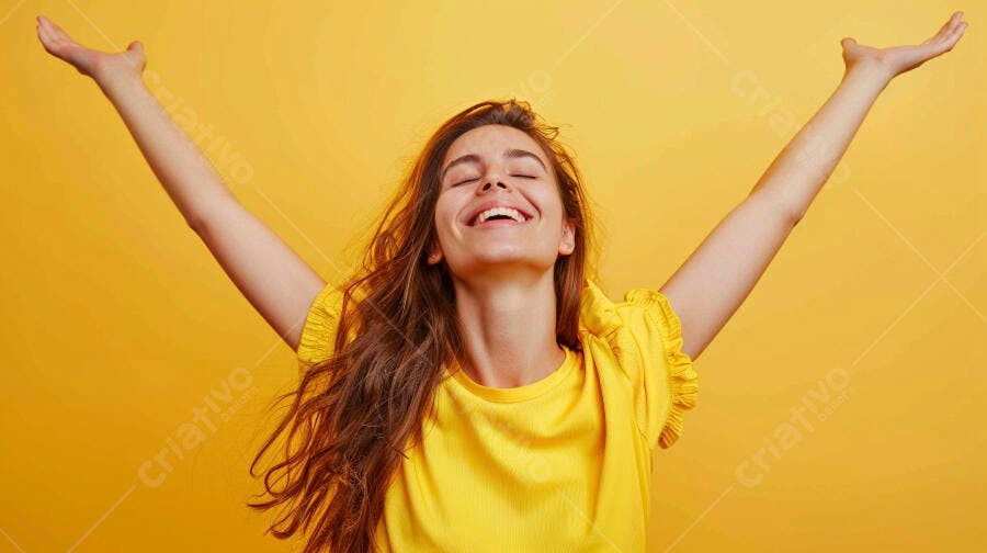 Mulher feliz braços abertos fundo amarelo