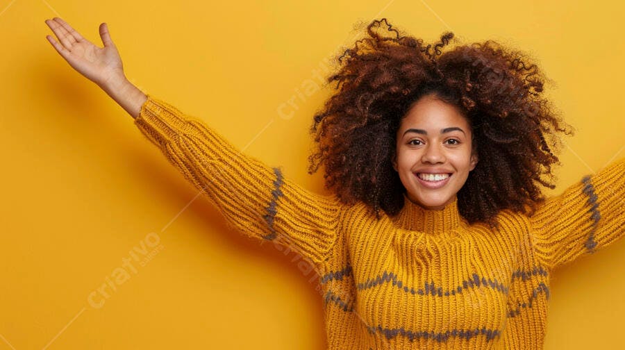 Mulher feliz com braços abertos usando suéter amarelo