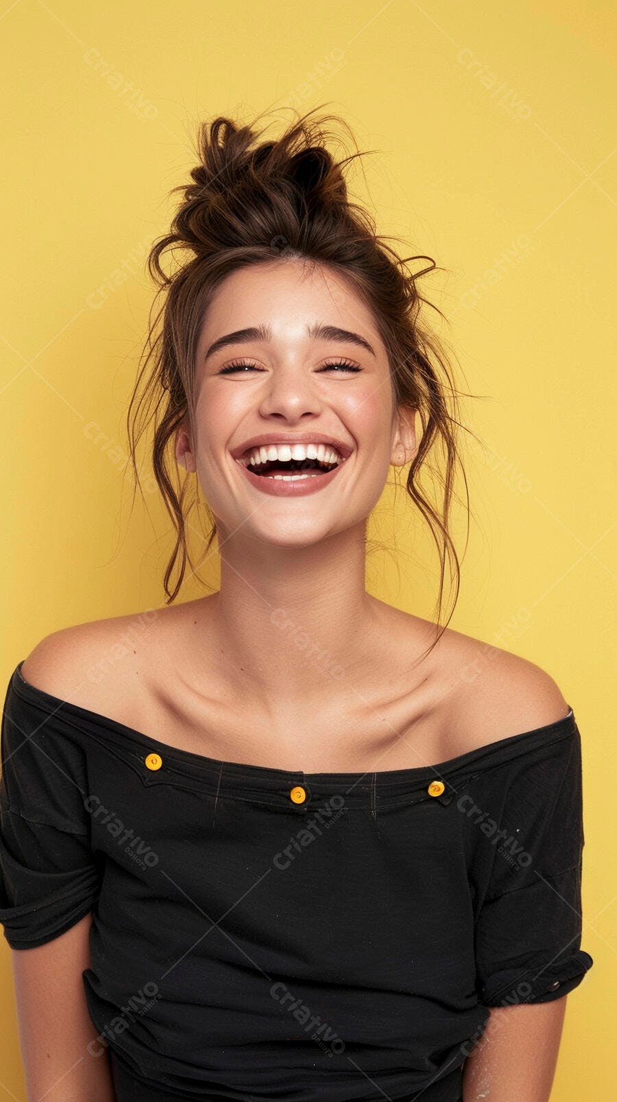 Mulher rindo fundo amarelo