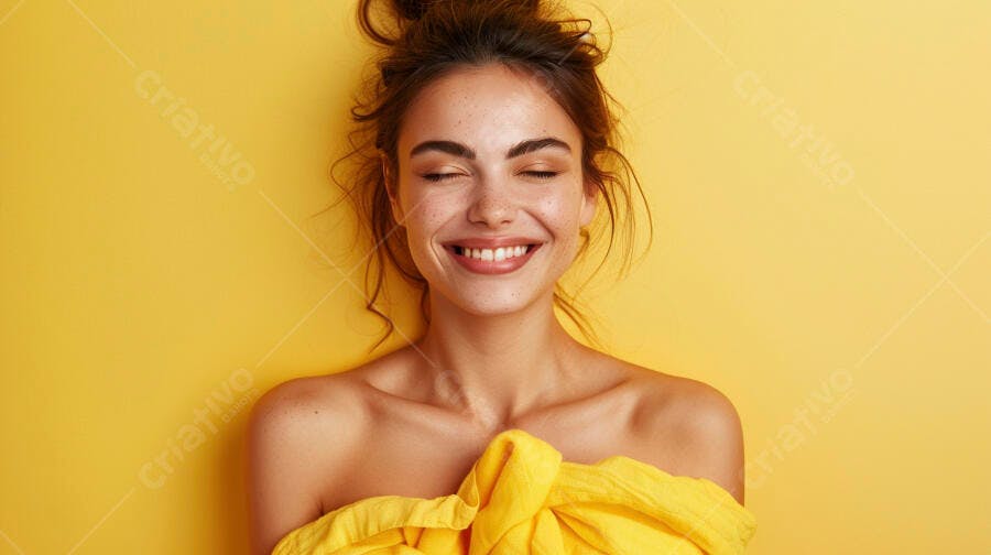 Mulher feliz com tecido amarelo fundo amarelo