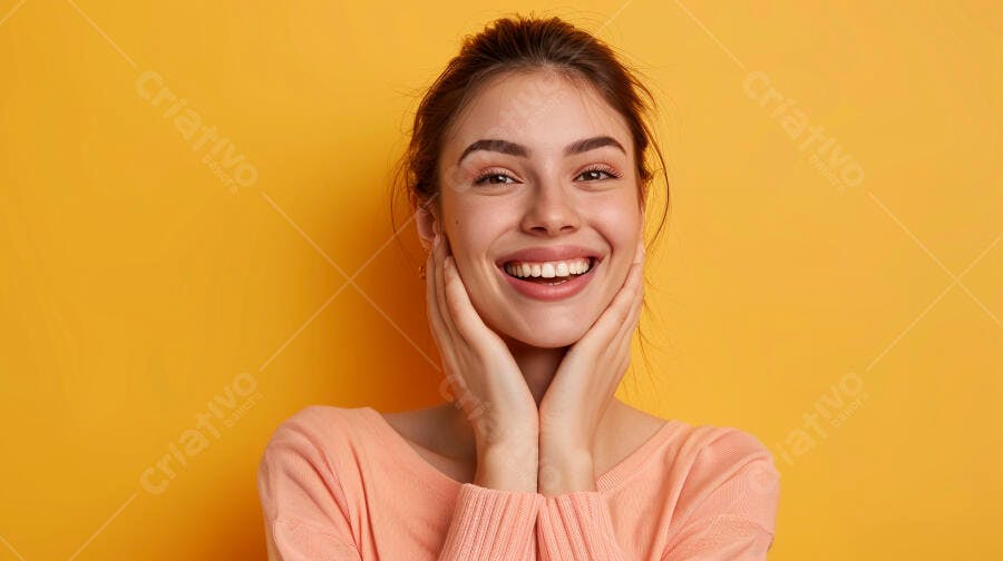 Mulher sorridente fundo amarelo
