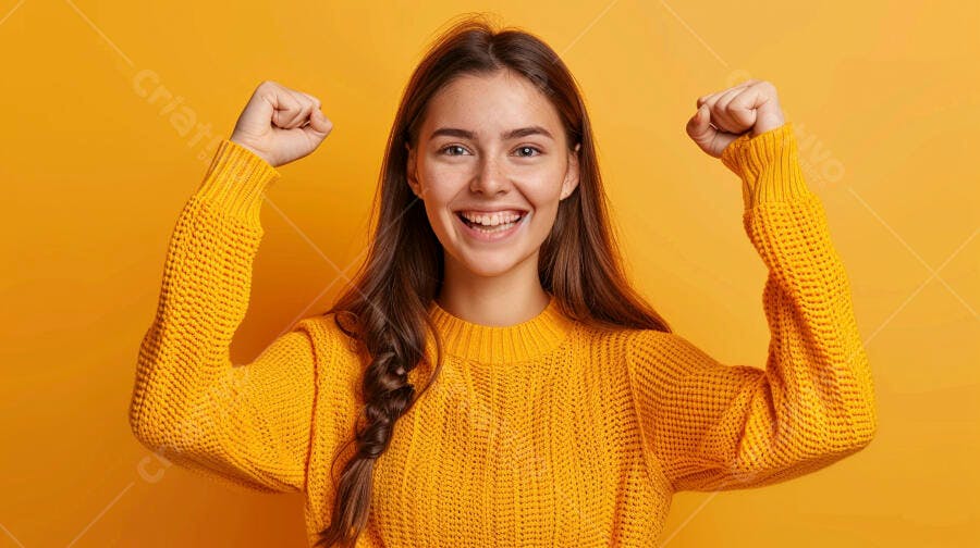 Mulher feliz em suéter amarelo comemorando