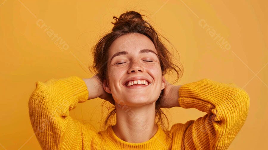 Mulher sorrindo fundo amarelo suéter