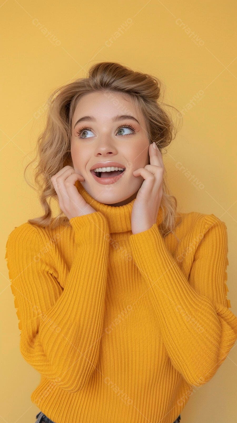 Mulher surpresa com suéter amarelo