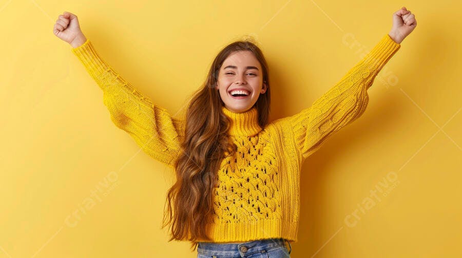 Mulher feliz em suéter amarelo