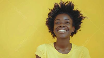 Mulher sorridente expressando felicidade com fundo amarelo