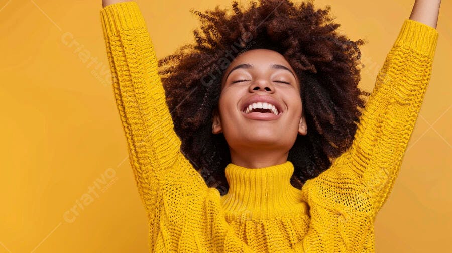 Mulher negra feliz em suéter amarelo