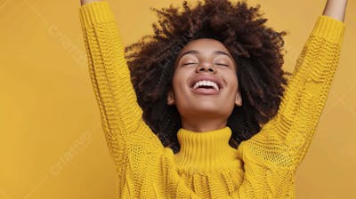 Mulher sorridente expressando felicidade com fundo amarelo