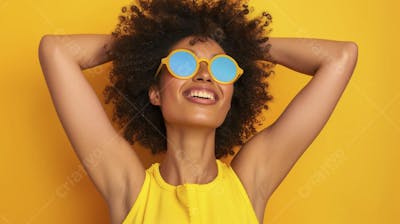 Mulher sorridente expressando felicidade com fundo amarelo