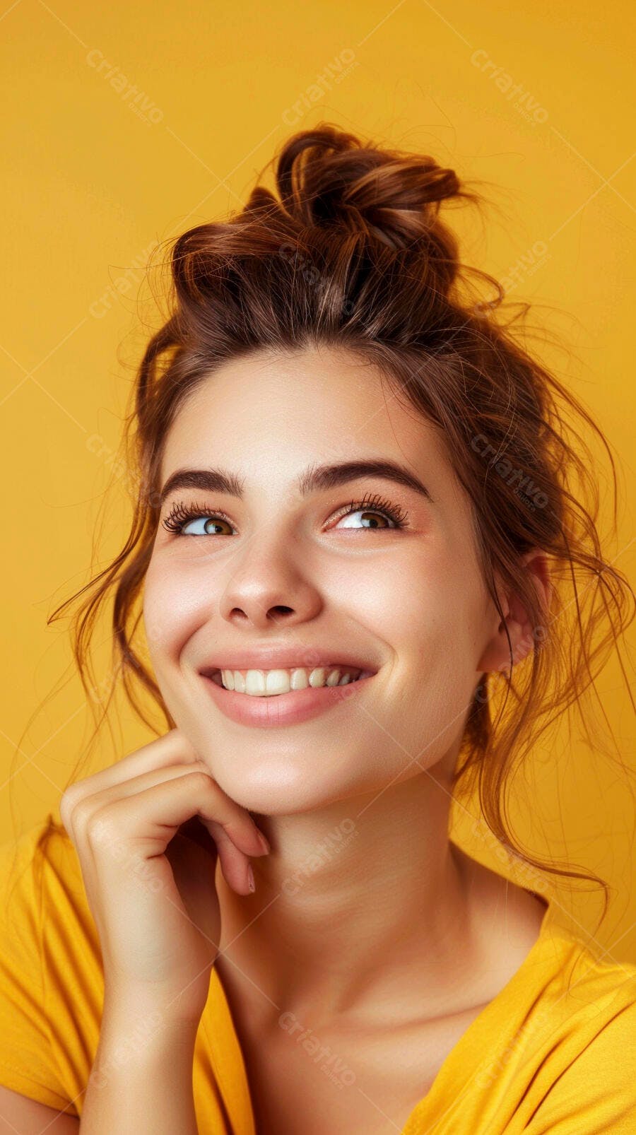 Mulher sorridente fundo amarelo cabelo preso