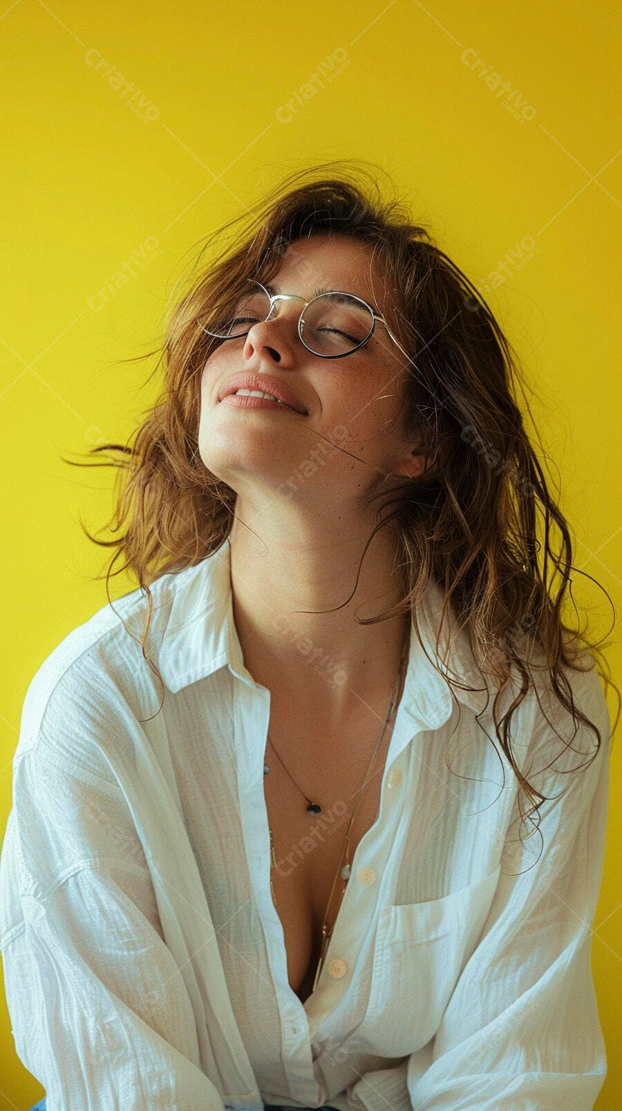 Mulher de óculos sorrindo fundo amarelo