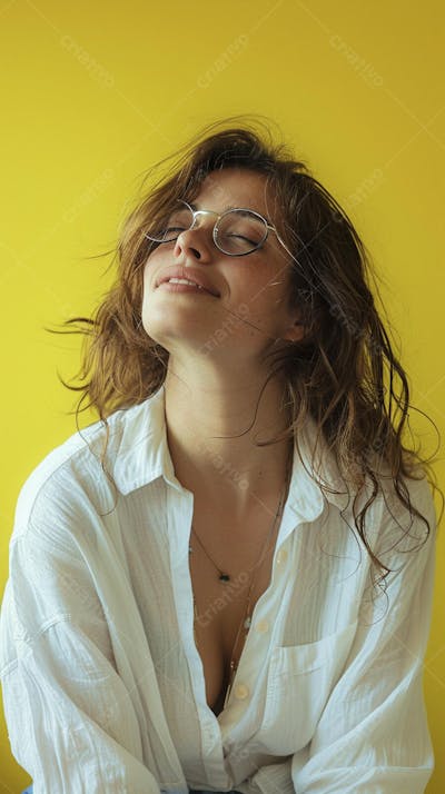 Mulher sorridente expressando felicidade com fundo amarelo