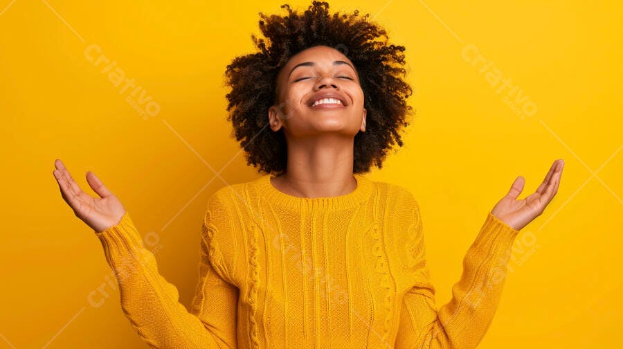 Mulher negra feliz em fundo amarelo