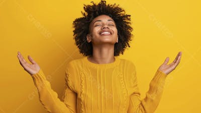 Mulher sorridente expressando felicidade com fundo amarelo