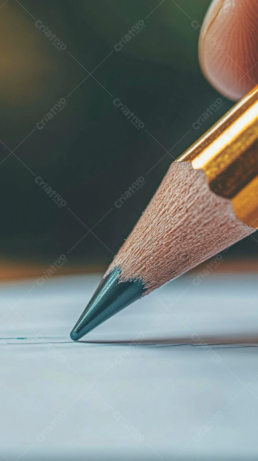 Lápis grafite escrevendo em papel
