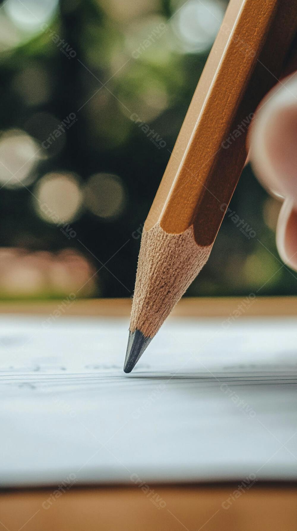 Close-up de um lápis escrevendo em papel com foco suave