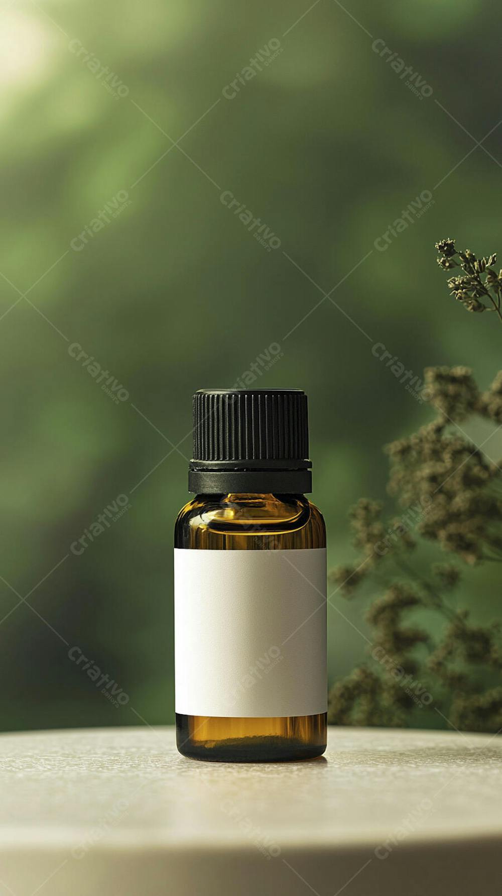 Frasco de óleo essencial em ambiente natural com fundo esverdeado
