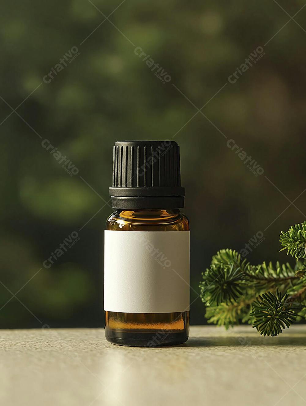 Frasco de óleo essencial em ambiente natural com fundo esverdeado