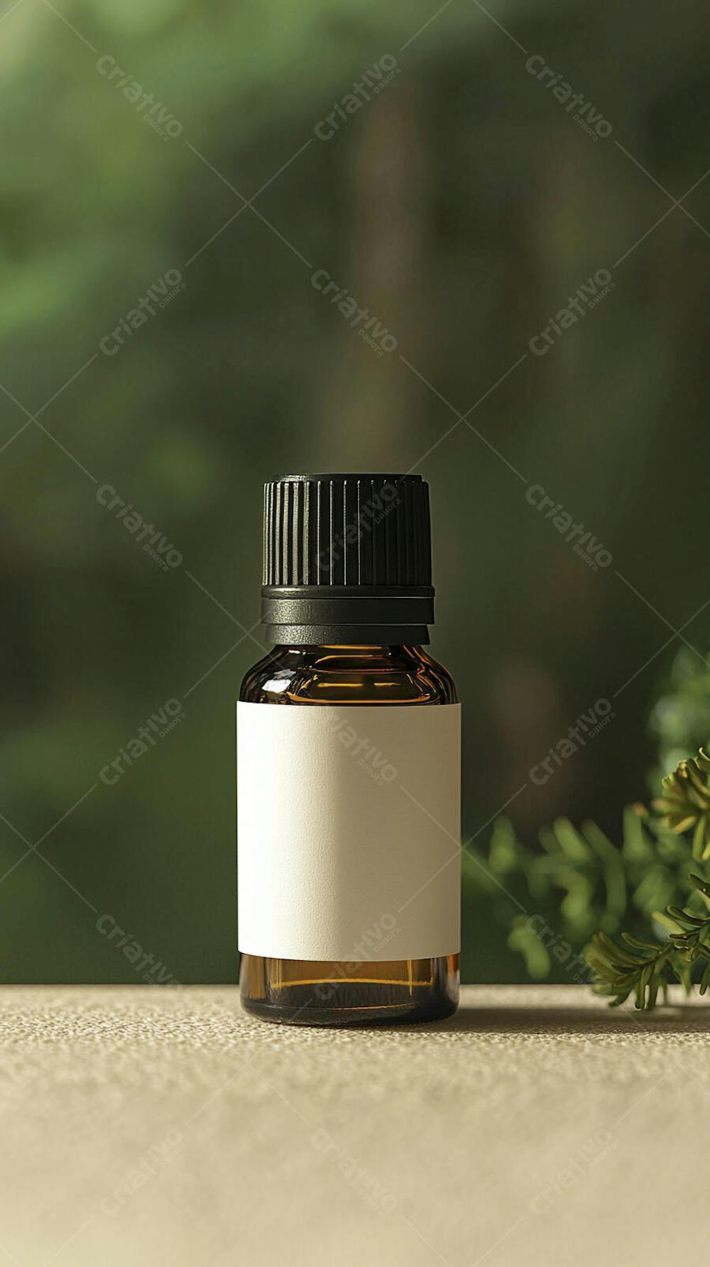 Frasco de óleo essencial em ambiente natural com fundo esverdeado