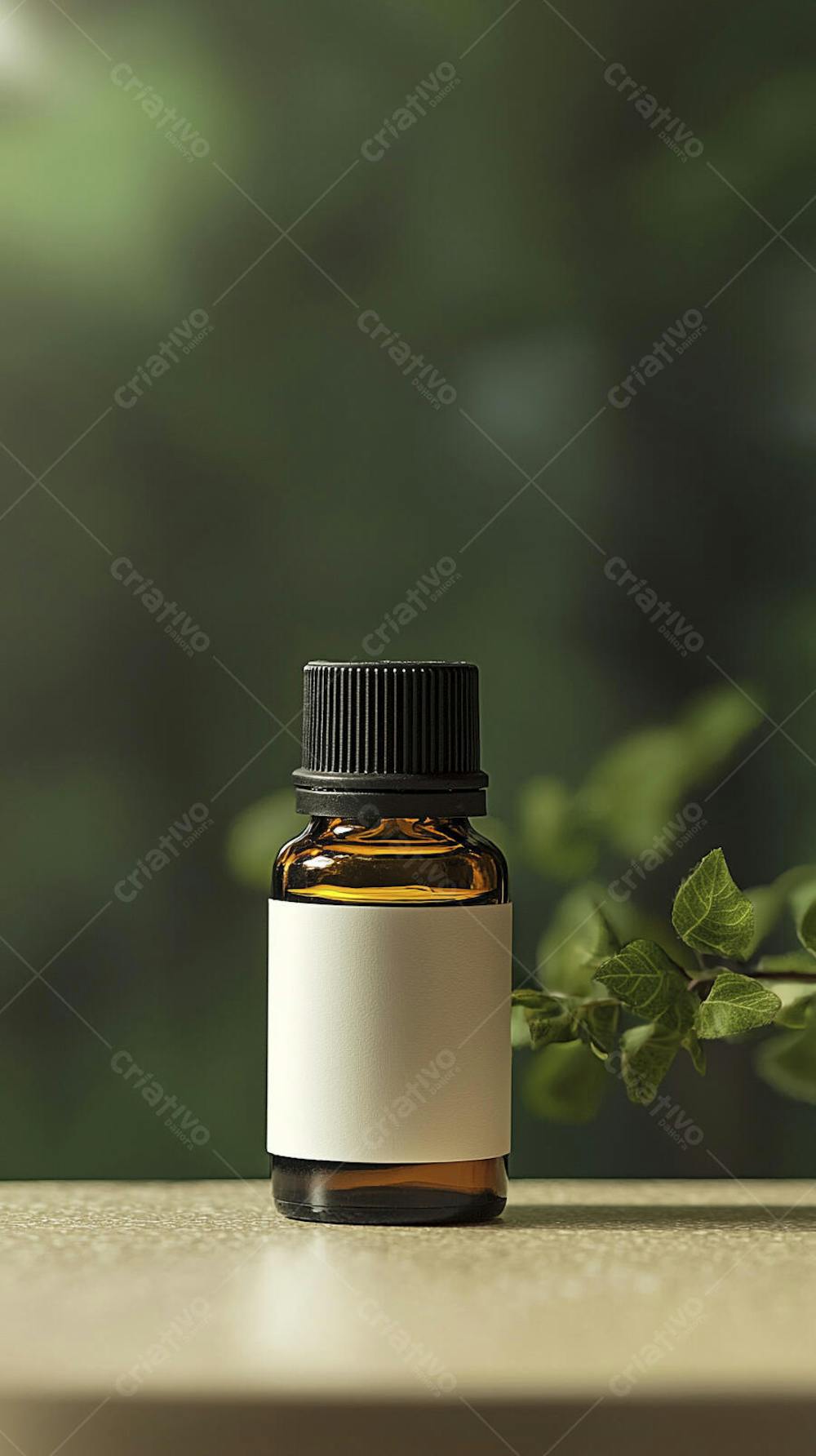 Frasco de óleo essencial em ambiente natural com fundo esverdeado