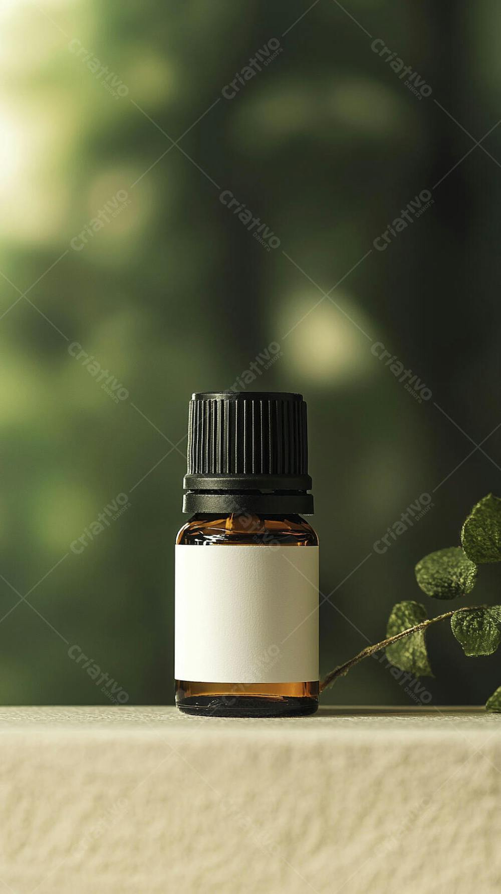 Frasco de óleo essencial em ambiente natural com fundo esverdeado