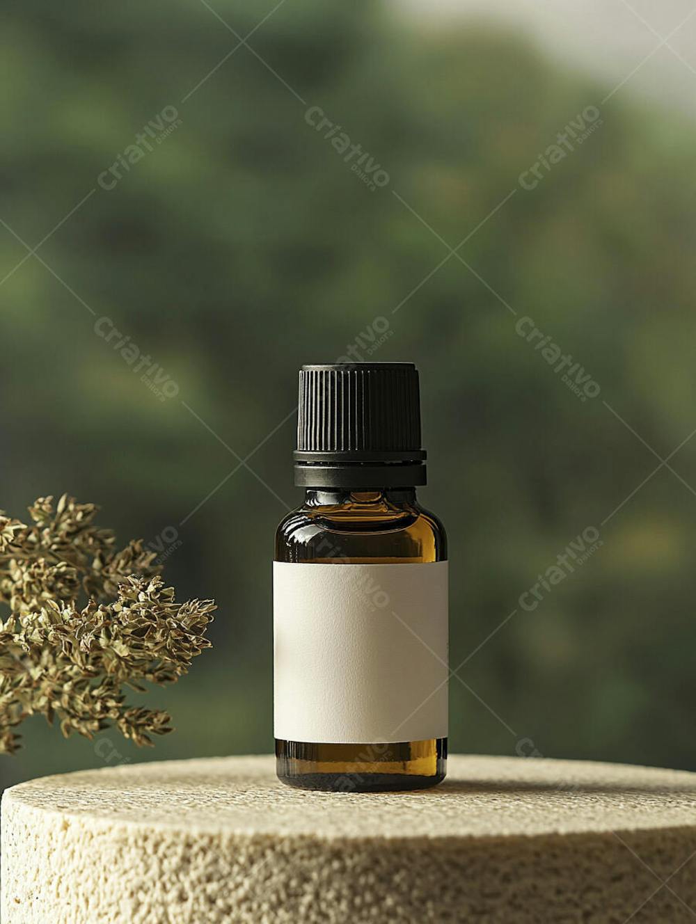 Frasco de óleo essencial em ambiente natural com fundo esverdeado