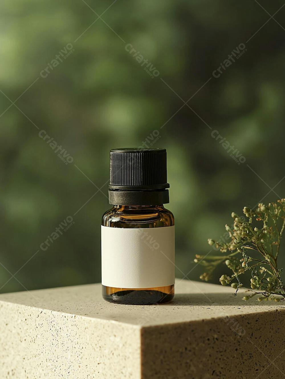 Frasco de óleo essencial em ambiente natural com fundo esverdeado