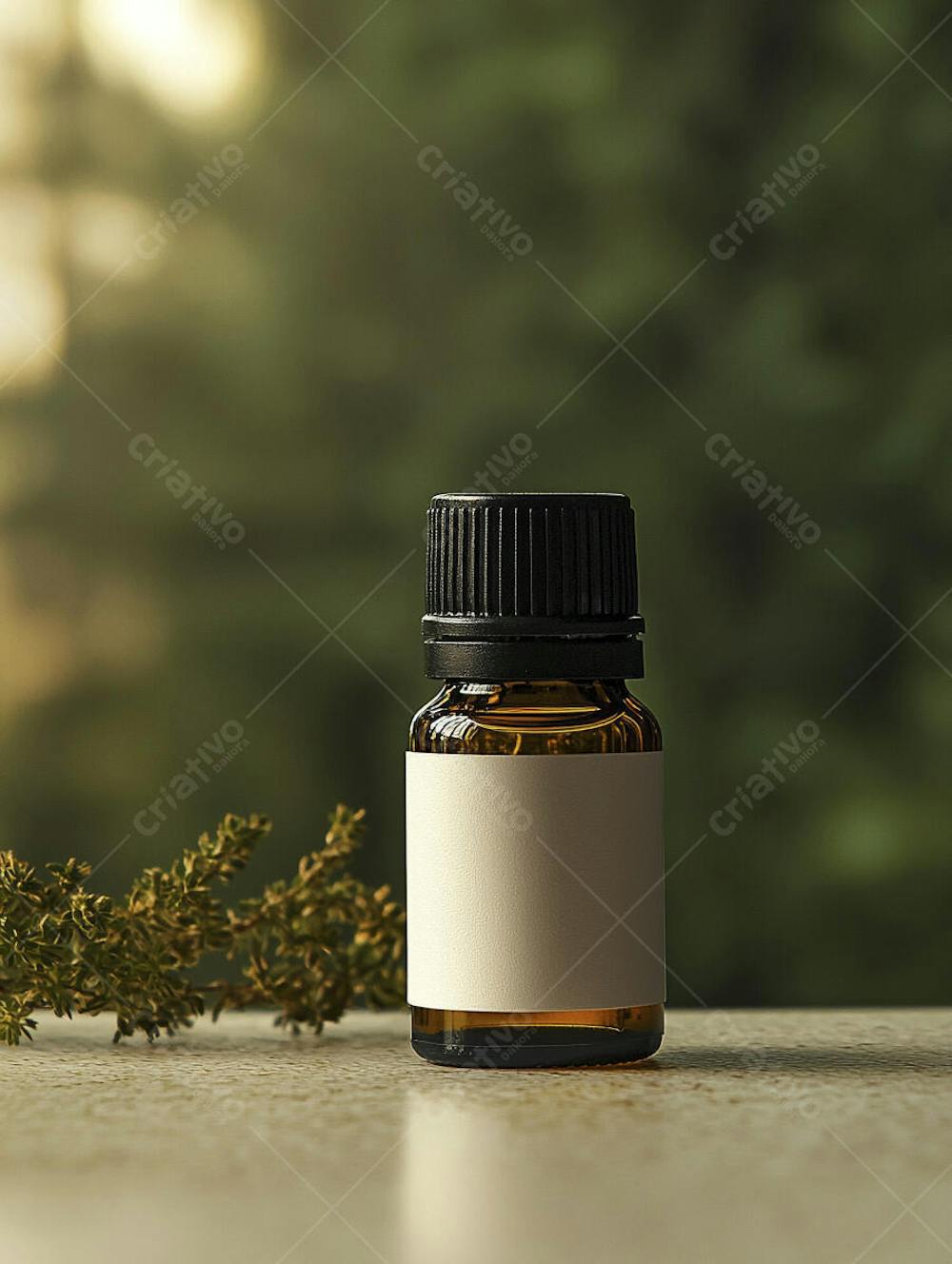 Frasco de óleo essencial em ambiente natural com fundo esverdeado