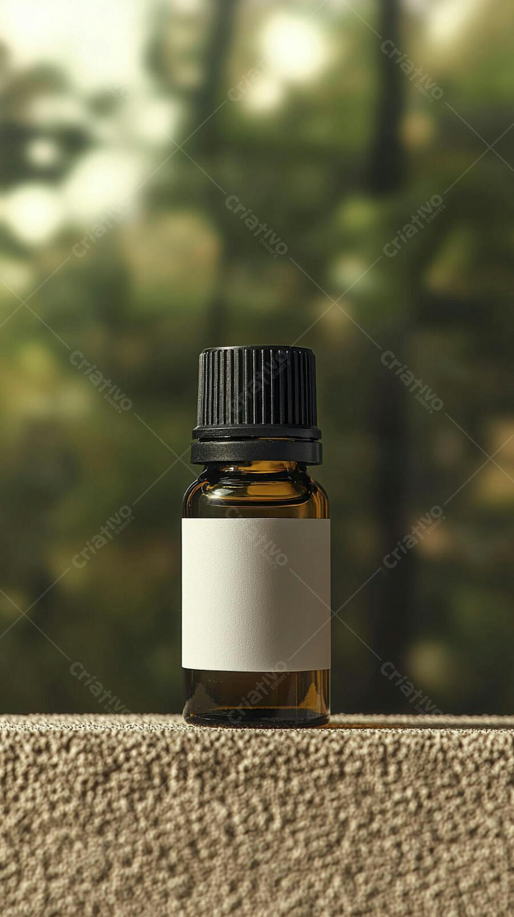 Frasco de óleo essencial em ambiente natural com fundo esverdeado