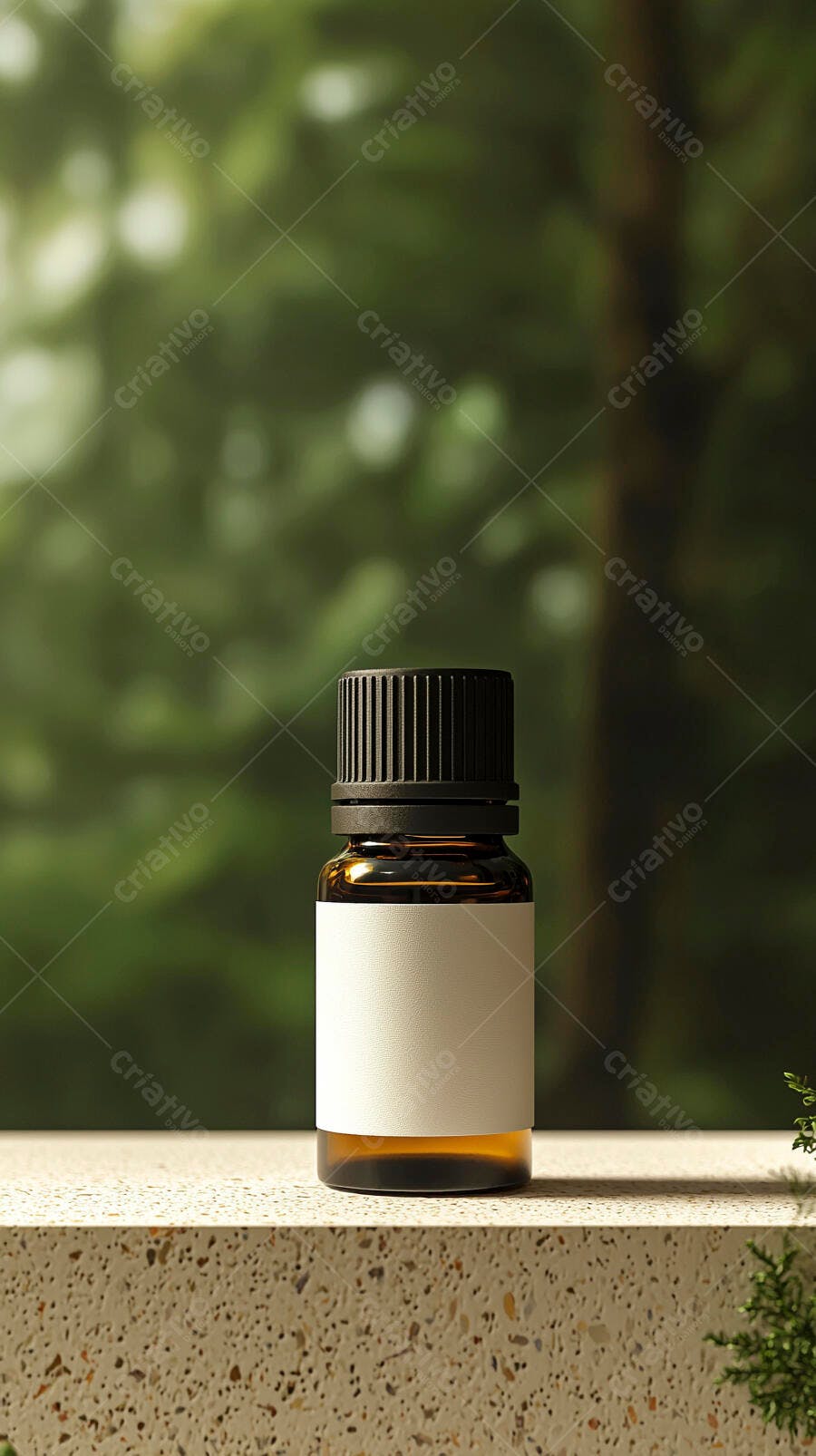 Frasco de óleo essencial em ambiente natural