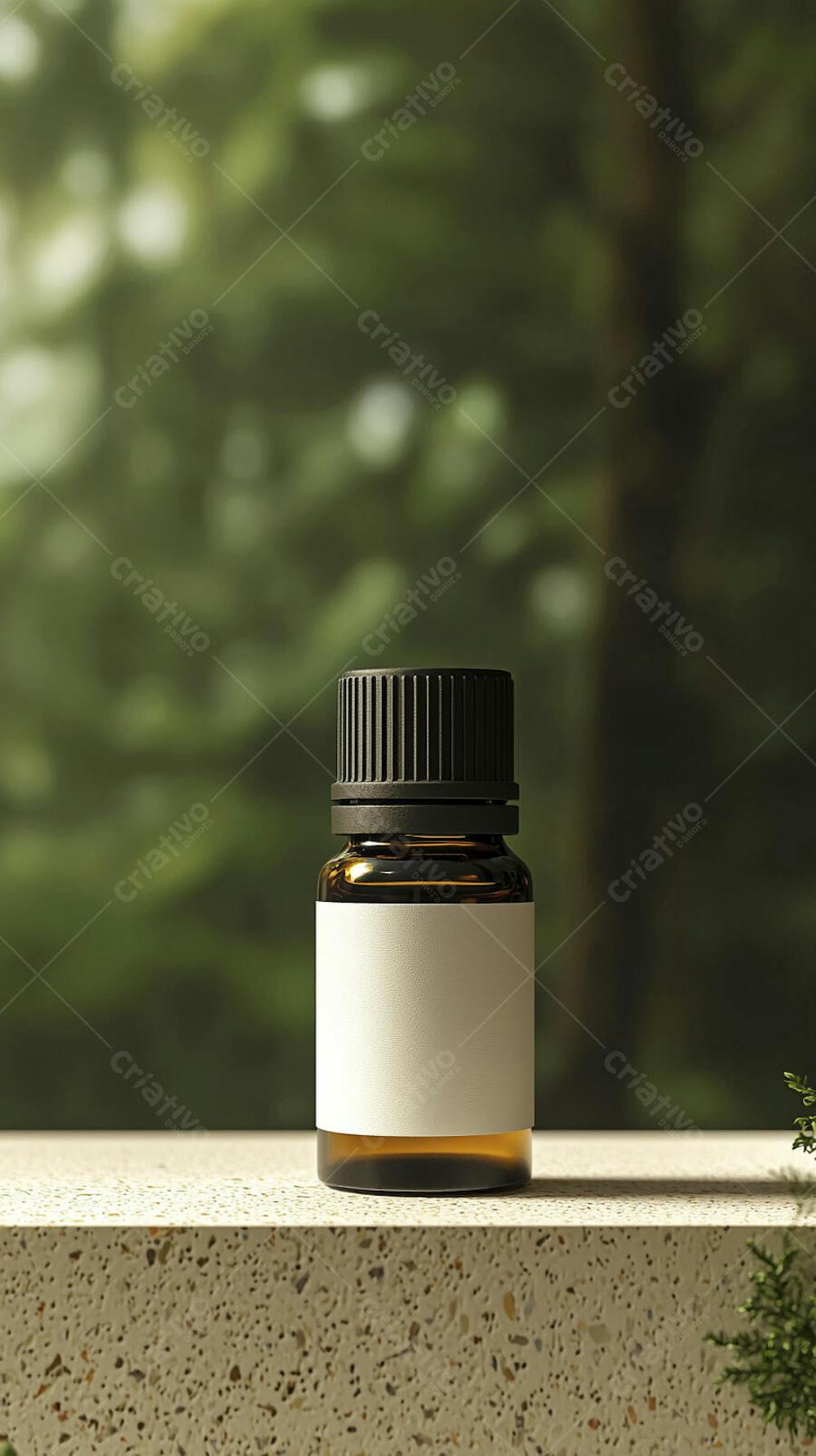 Frasco de óleo essencial em ambiente natural com fundo esverdeado