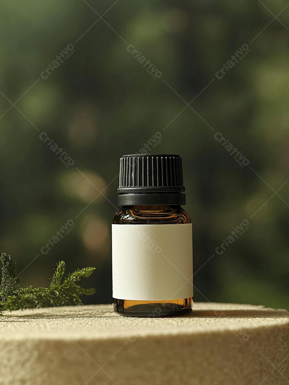 Frasco de óleo essencial em ambiente natural com fundo esverdeado