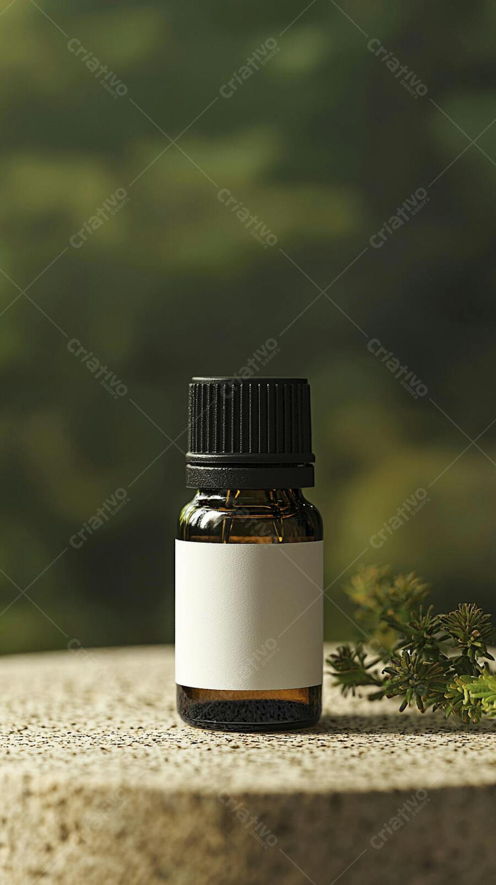 Frasco de óleo essencial em ambiente natural com fundo esverdeado
