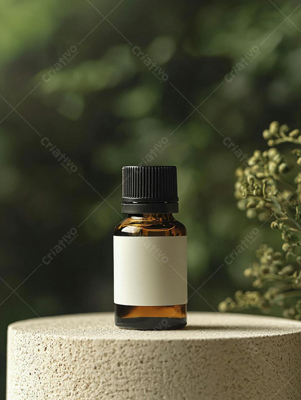 Frasco de óleo essencial em ambiente natural com fundo esverdeado