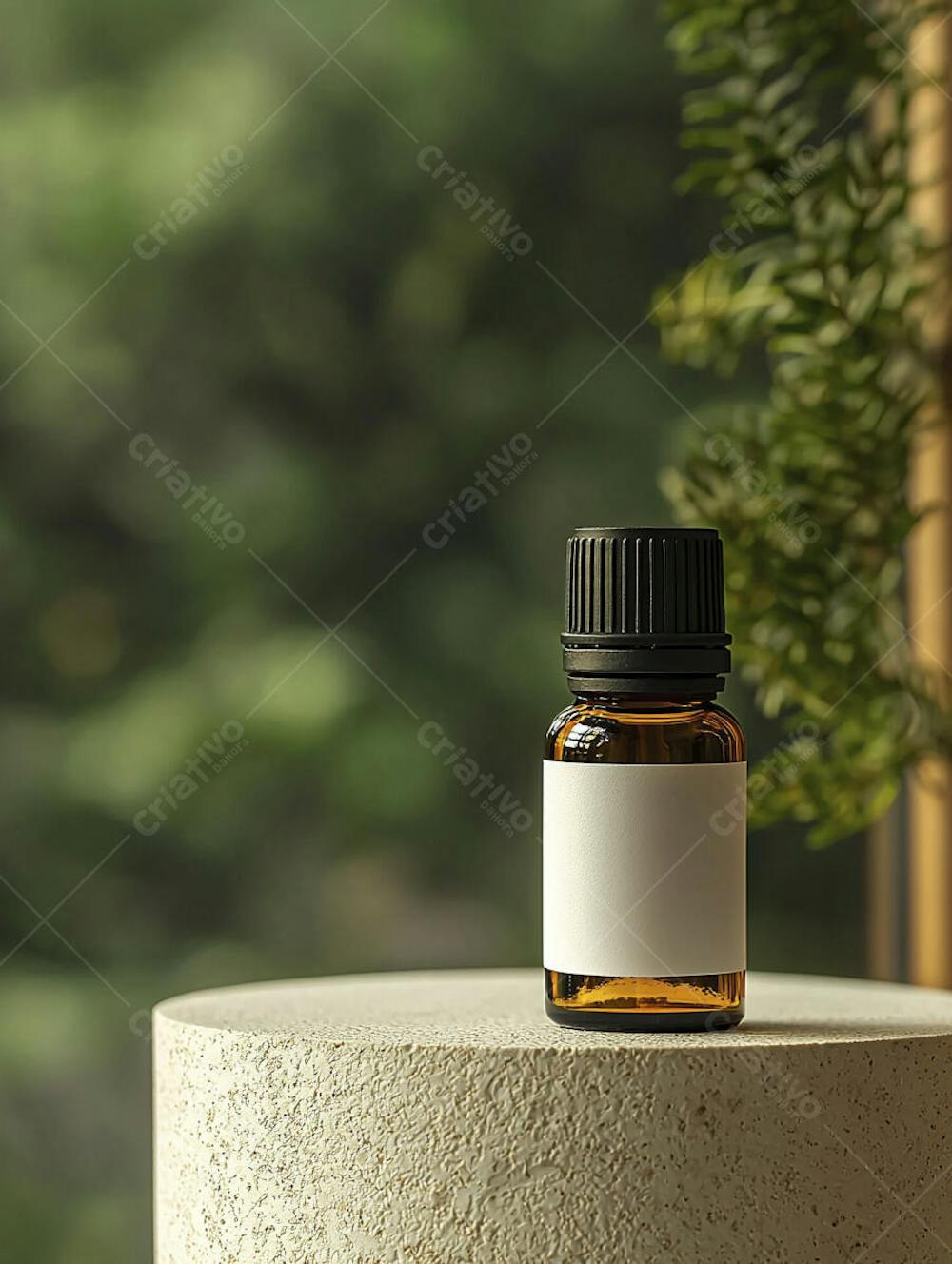 Frasco de óleo essencial em ambiente natural com fundo esverdeado