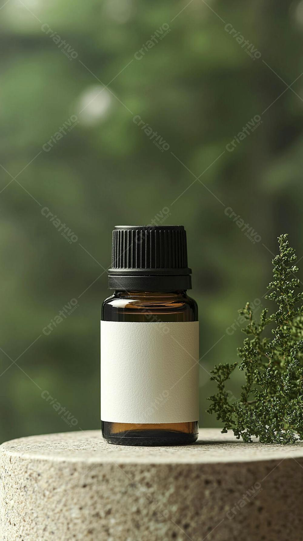 Frasco de óleo essencial em ambiente natural com fundo esverdeado