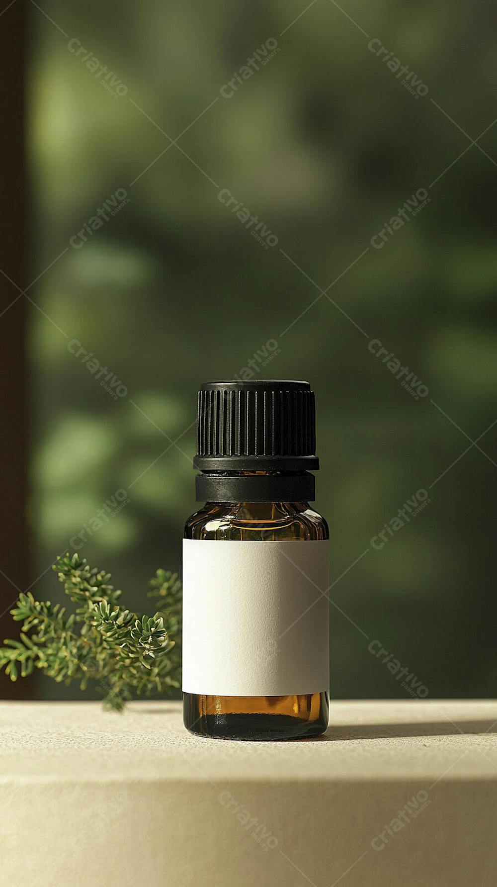 Frasco de óleo essencial em ambiente natural com fundo esverdeado