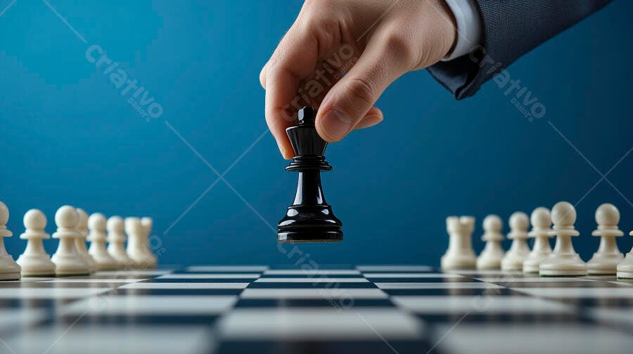 Mão segurando Rei preto em jogo de xadrez