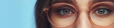 Mulher com Olhar Intenso e Detalhado Através das Lentes de um Óculos em Fundo Azul
