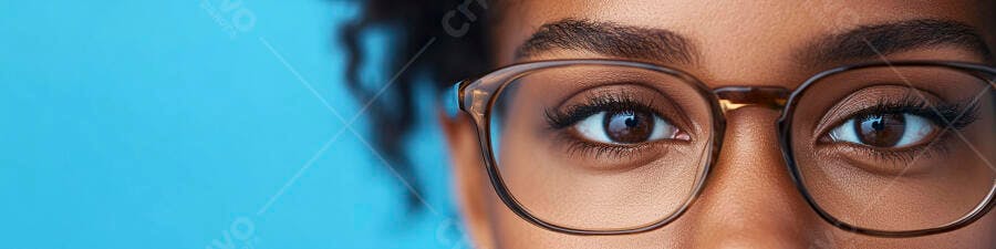 Olhos castanhos com óculos fundo azul