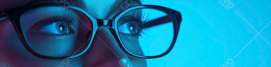 Olhos azuis em óculos escuros fundo azul