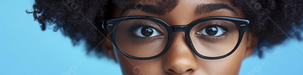 Mulher com Olhar Intenso e Detalhado Através das Lentes de um Óculos em Fundo Azul