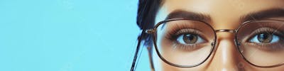Mulher com Olhar Intenso e Detalhado Através das Lentes de um Óculos em Fundo Azul