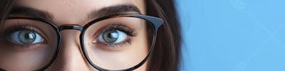 Mulher com Olhar Intenso e Detalhado Através das Lentes de um Óculos em Fundo Azul